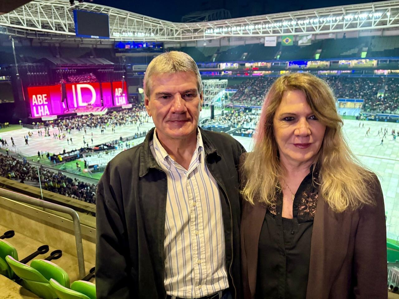 Jo&atilde;o Carlos de Oliveira e Estela Magri receberam, no agrad&aacute;vel camarote da GS1 Brasil, no Allianz Parque, em S&atilde;o Paulo