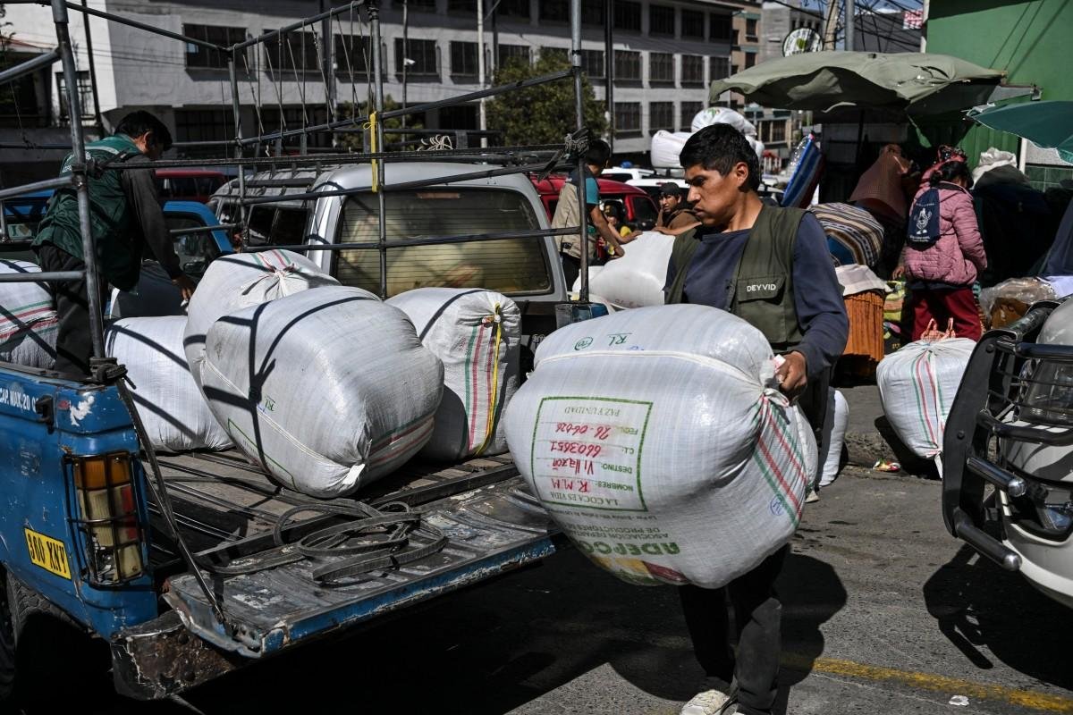 Cidades bolivianas sofrem h&aacute; semanas  com escassez de alimentos, combust&iacute;veis e medicamentos devido aos bloqueios vi&aacute;rios contra o governo do presidente Paz