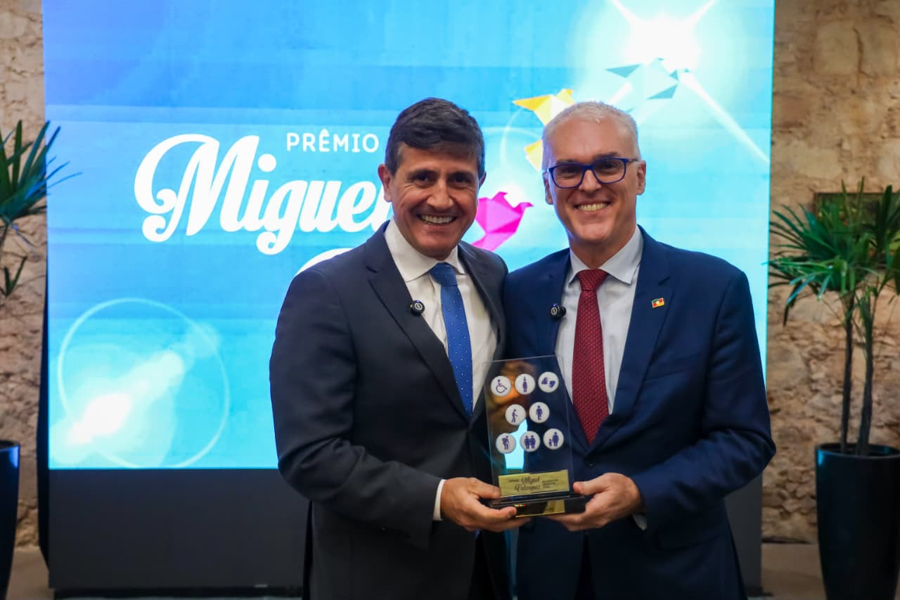 Pr&ecirc;mio Miguel Velasquez de Direitos Humanos foi entregue pelo procurador-geral de Justi&ccedil;a do MPRS, Alexandre Saltz, ao CEO do Hospital Moinhos de Vento, Mohamed Parrini