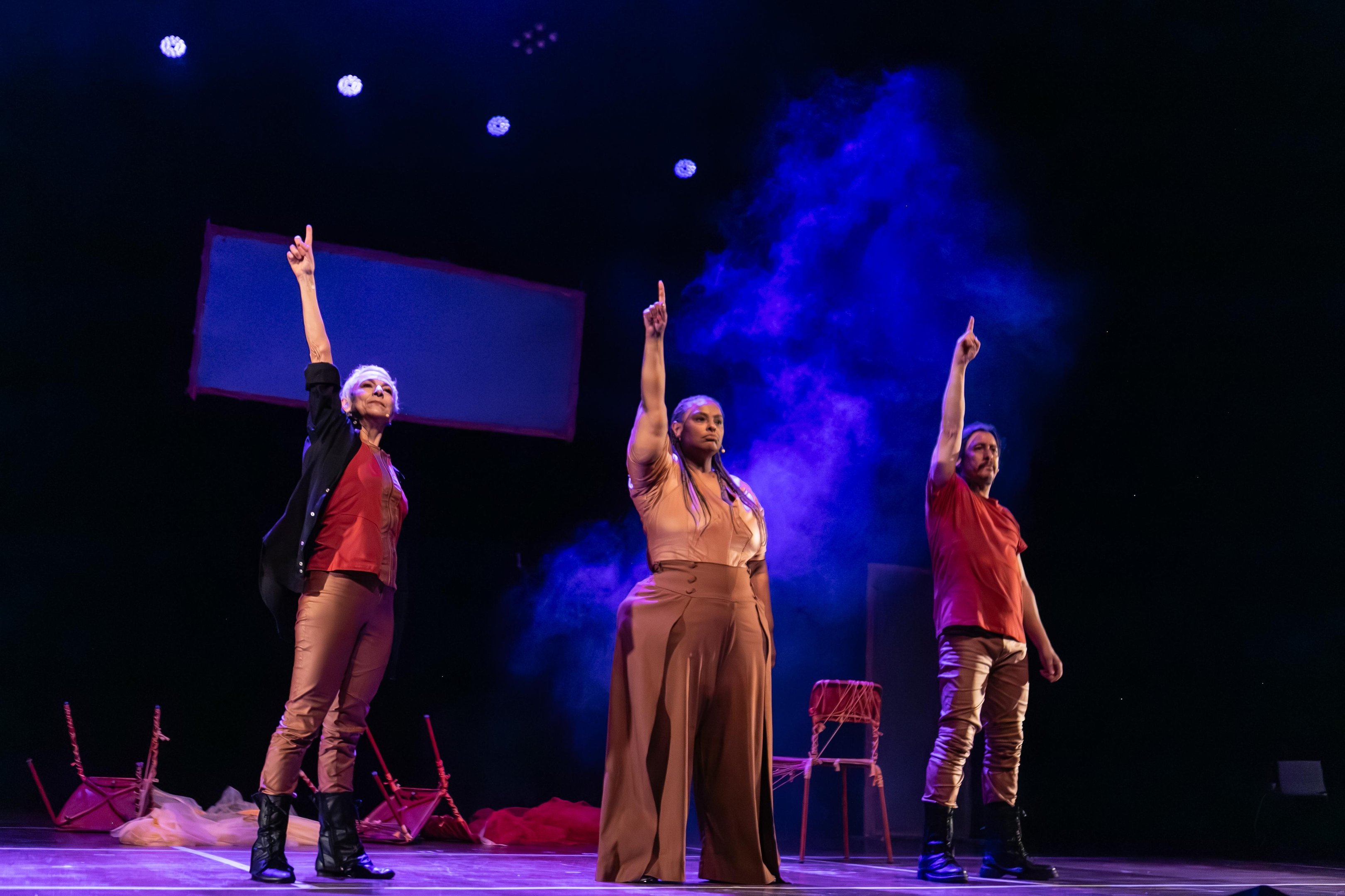 Deborah Finocchiaro, Andr&eacute;a Cavalheiro e Angelo Primon juntos em cena na montagem &lsquo;Confession&aacute;rio - Relatos de Casa&rsquo;