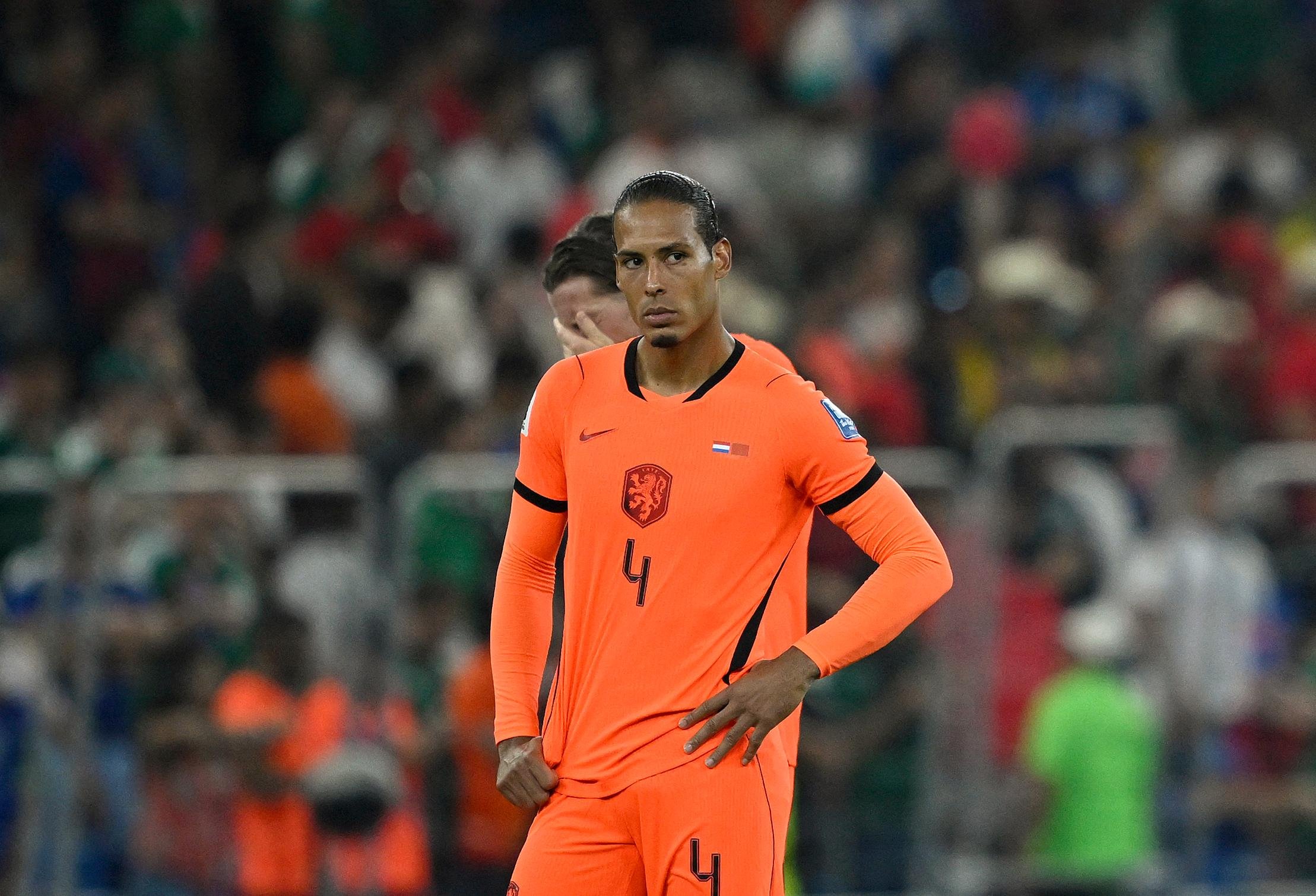 Depois da derrota para Marrocos, o capit&atilde;o da Holanda, Virgil van Dijk, demonstrou abatimento e desejo de consolar os companheiros