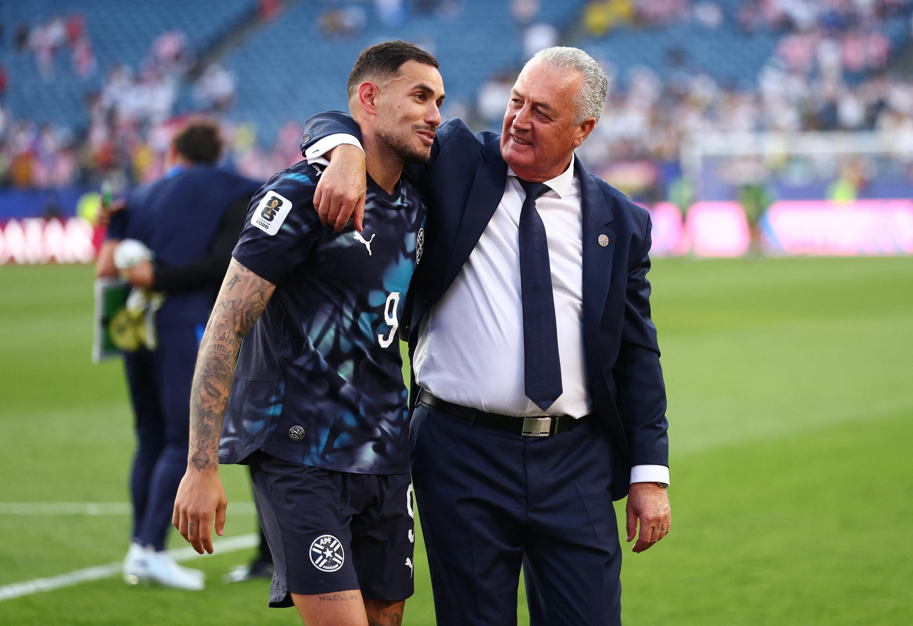 Ap&oacute;s a classifica&ccedil;&atilde;o sobre a Alemanha nos p&ecirc;naltis, Gustavo Alfaro deixou o gramado abra&ccedil;ado a Antonio Sanabria comemorando a passagem para as oitavas