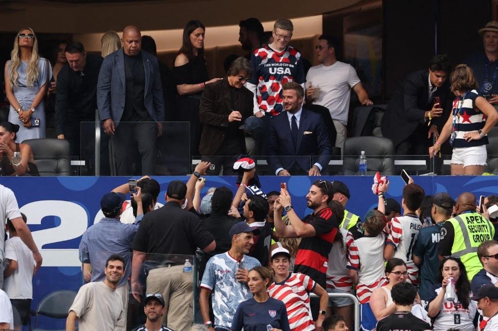 David Beckham e Tom Cruise d&atilde;o aut&oacute;grafos antes da partida entre EUA e Paraguai