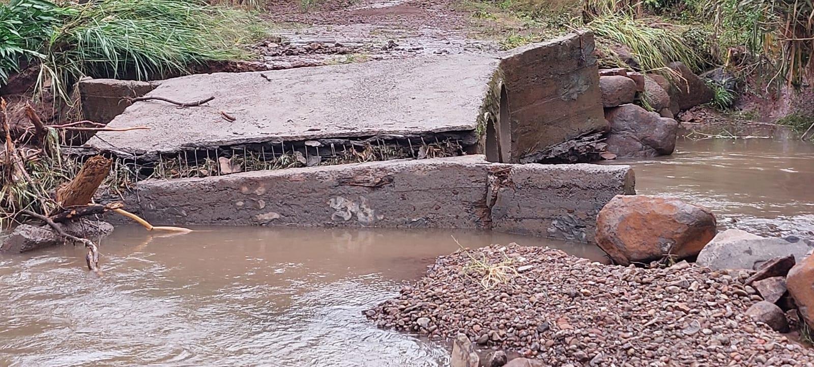 H&aacute;  problemas em pontes e pontilh&otilde;es na regi&atilde;o   das linhas Peixe e S&atilde;o Jos&eacute;, o que deixa fam&iacute;lias  com dificuldades de sair de casa
