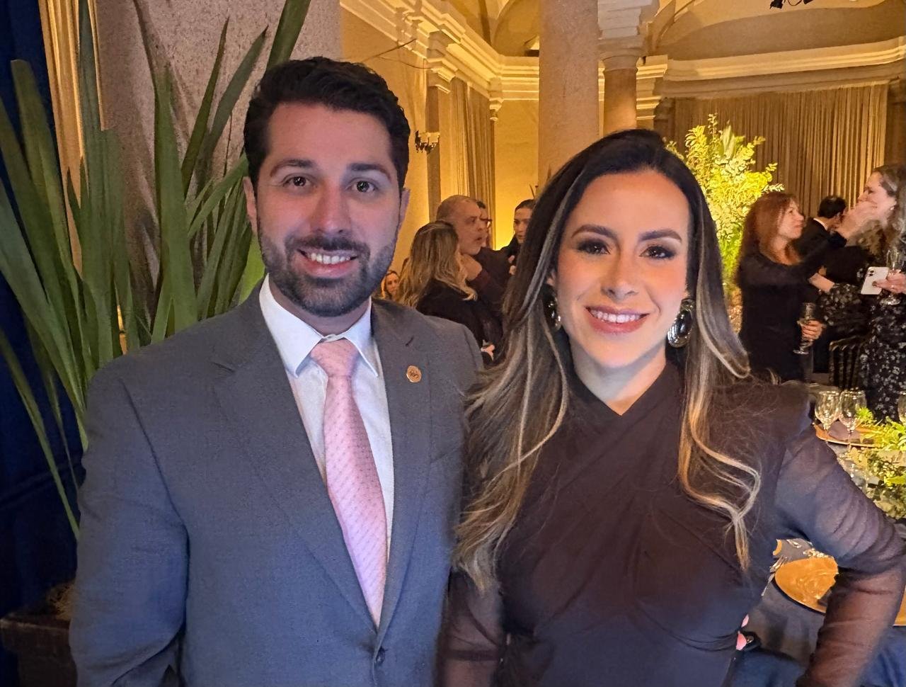 Jhonny Prado, procurador-geral de Porto Alegre, com Priscila Souza, tamb&eacute;m procuradora, na festa de comemora&ccedil;&atilde;o dos 40 anos da Associa&ccedil;&atilde;o dos Procuradores do Munic&iacute;pio de Porto Alegre