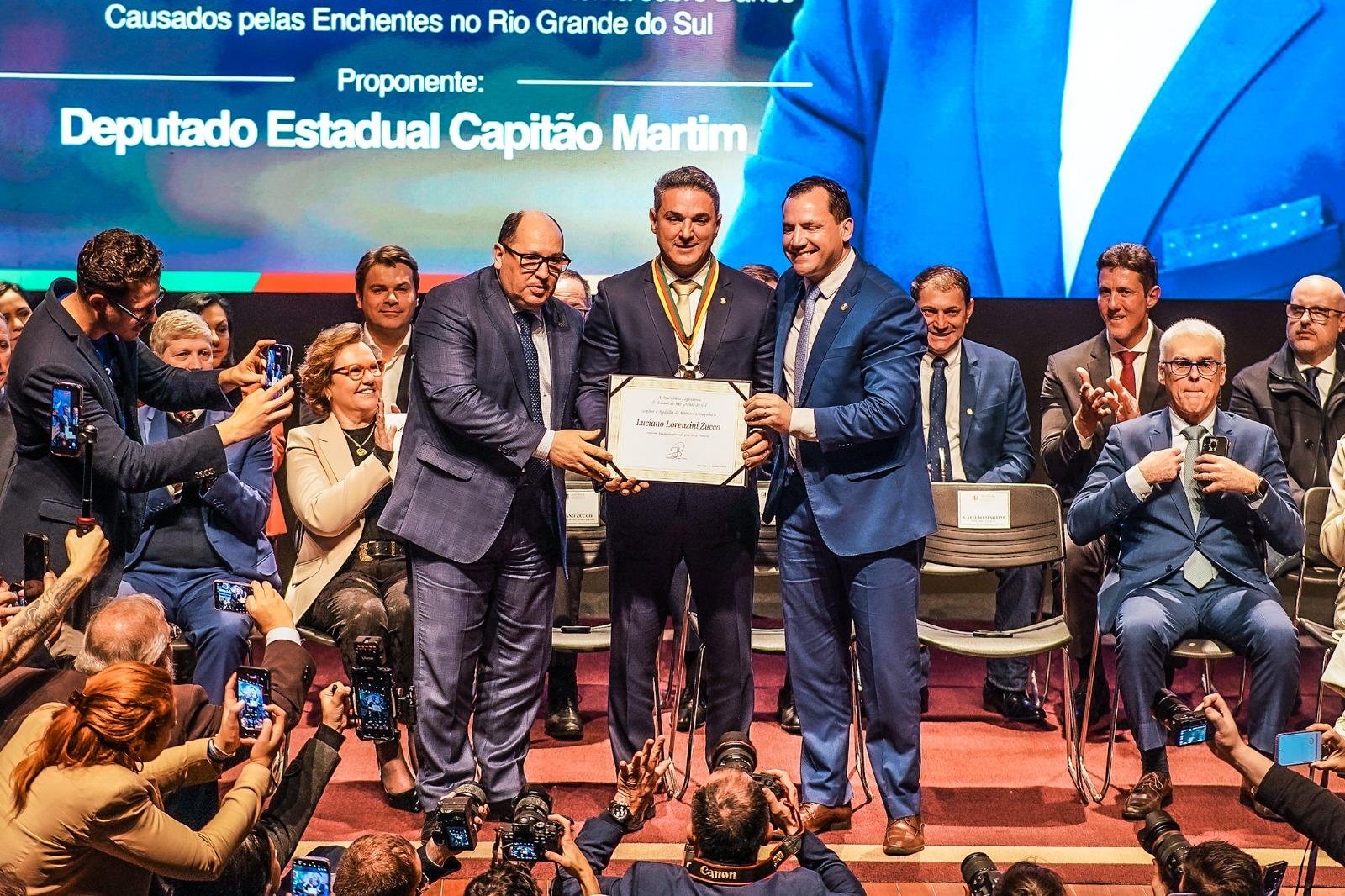 Zucco (ao centro) com o presidente da Assembleia, Sergio Peres, e o proponente da homenagem, Capit&atilde;o Martim