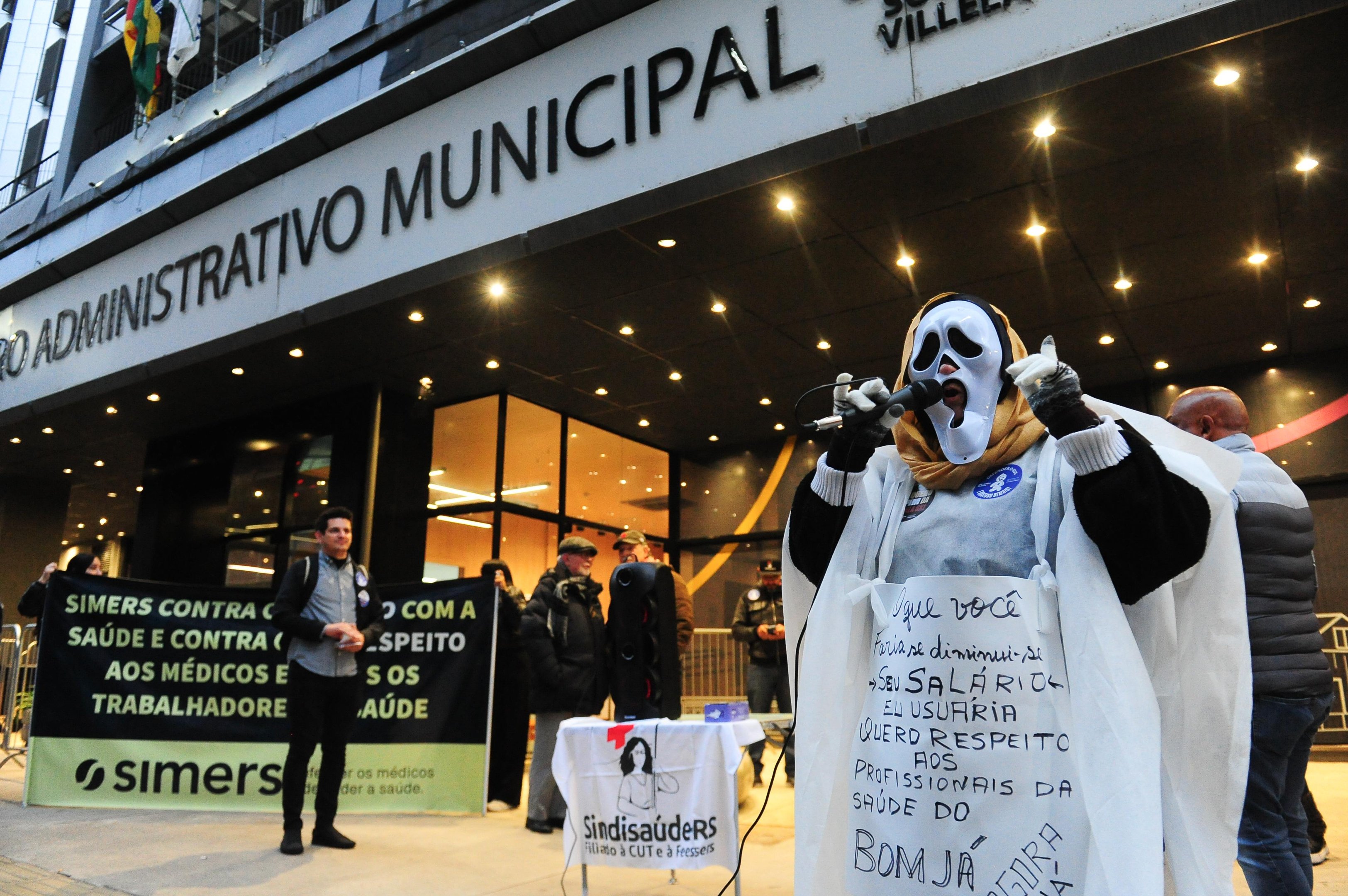Manifestantes pedem anula&ccedil;&atilde;o do processo licitat&oacute;rio para administra&ccedil;&atilde;o de 67 unidades de sa&uacute;de