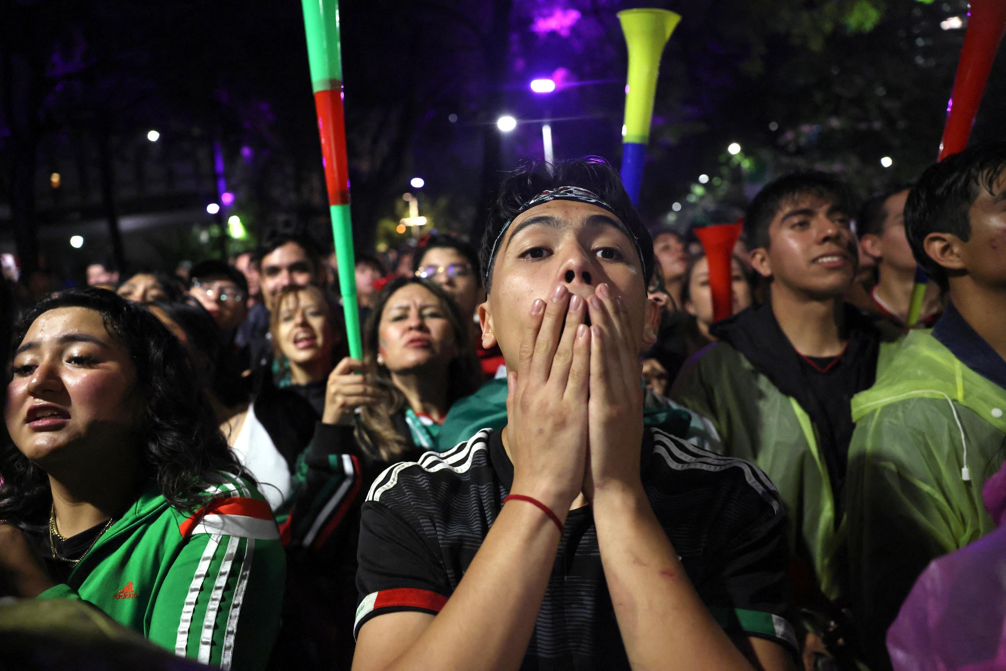 Uma multid&atilde;o de torcedores mexicanos lotou a regi&atilde;o do "&Aacute;ngel de la Independencia" ap&oacute;s a vit&oacute;ria sobre o Equador