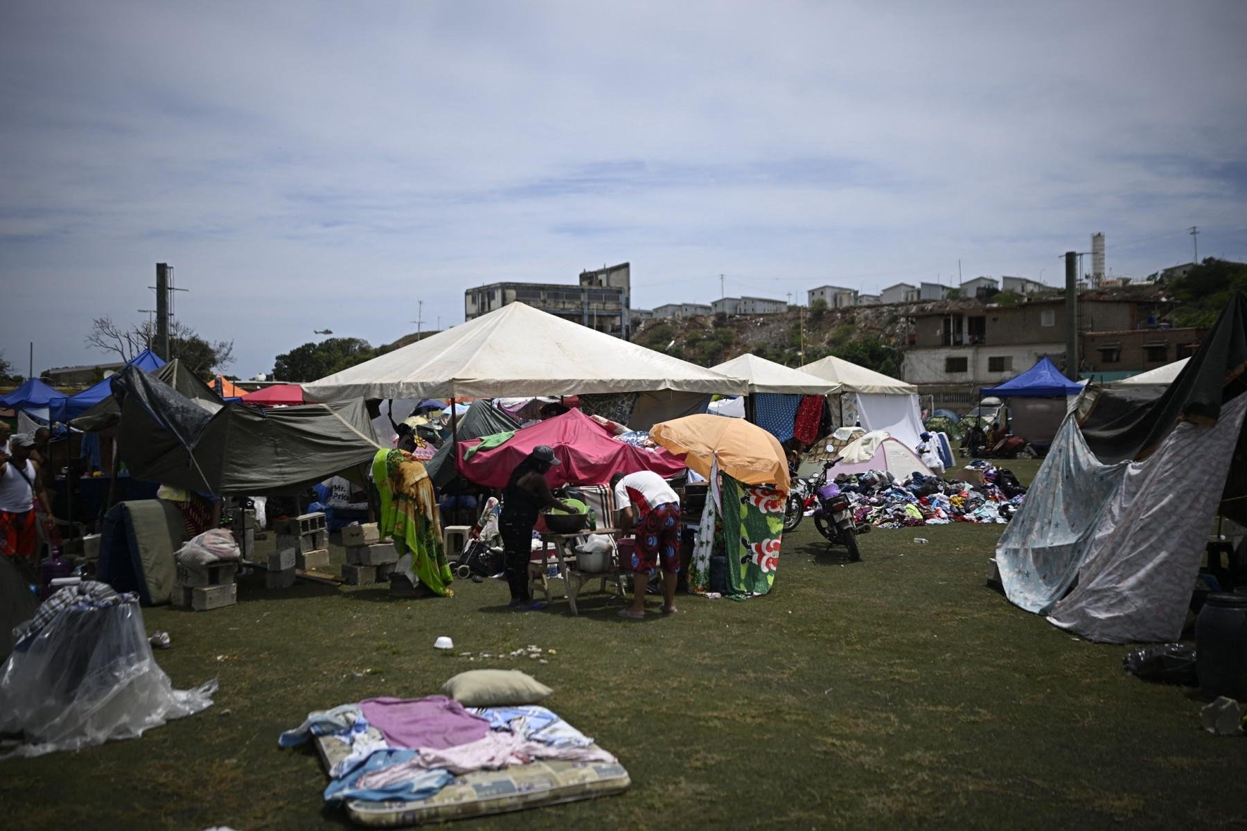 Milhares de pessoas se instalaram em est&aacute;dios, quadras esportivas, pra&ccedil;as e at&eacute; cal&ccedil;adas, onde volunt&aacute;rios prestam atendimento m&eacute;dico e distribuem alimentos.