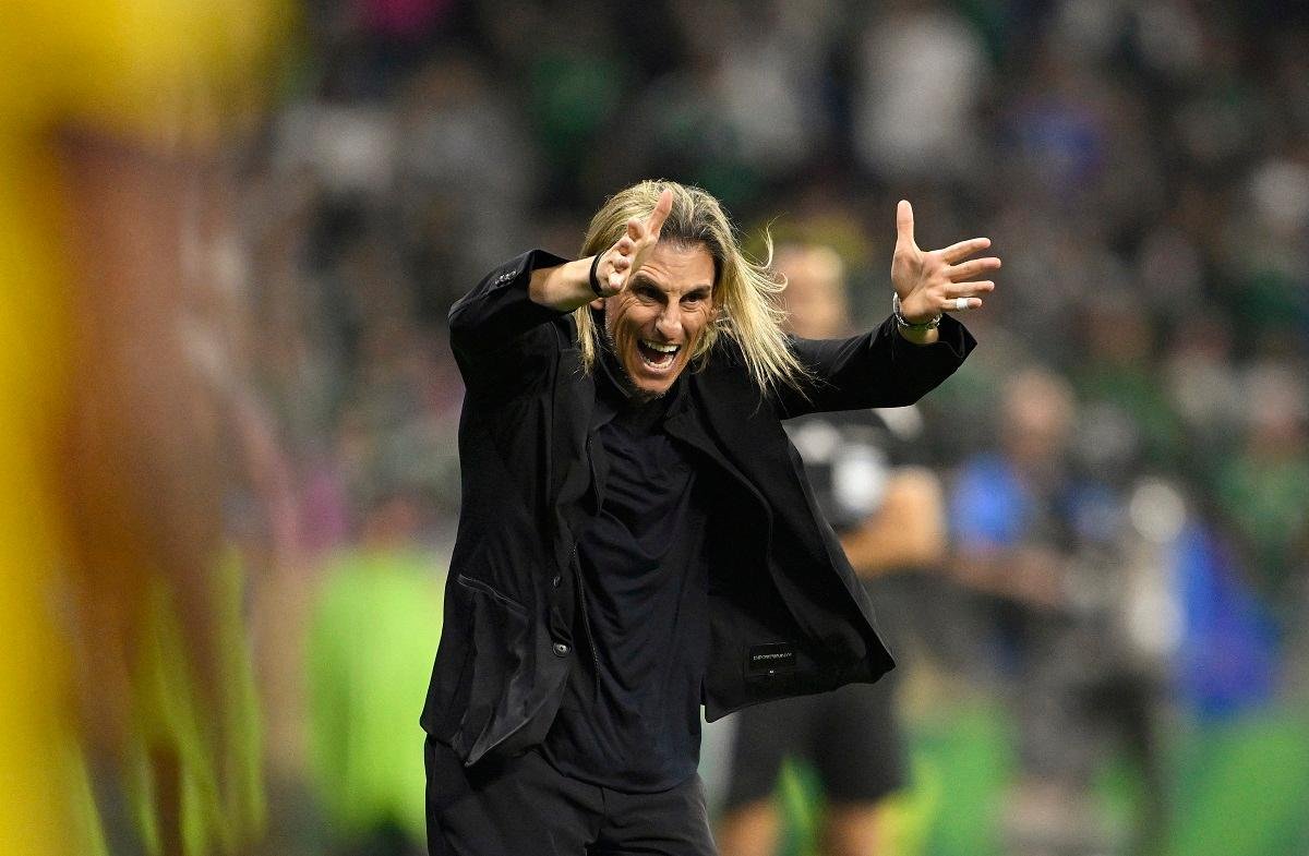 Sebastian Beccacece se despediu do grupo da Sele&ccedil;&atilde;o do Equador ainda no vesti&aacute;rio do est&aacute;dio Azteca, ap&oacute;s os equatorianos serem desclassificado pelo M&eacute;xico, na segunda fase da Copa do Mundo