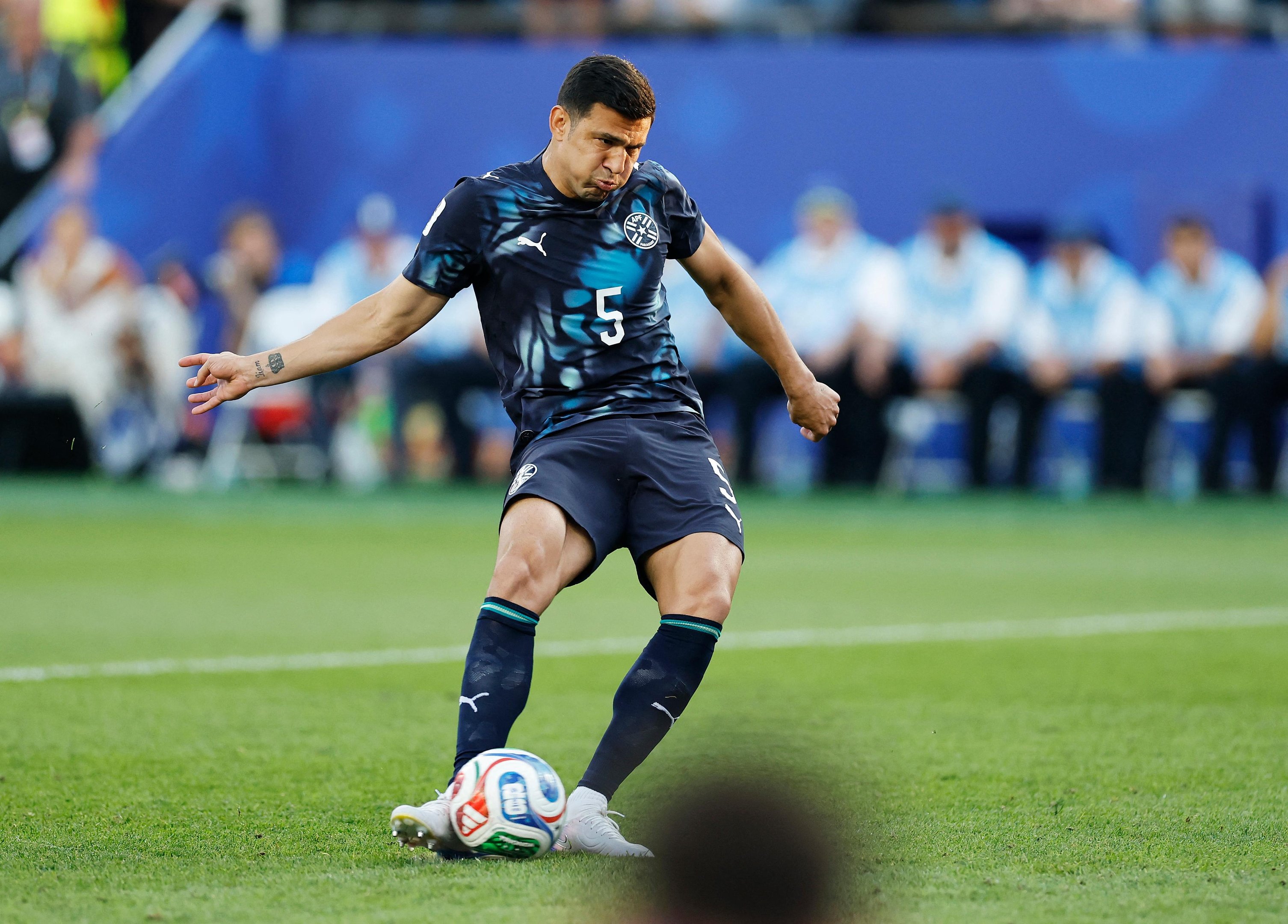 Zagueiro Balbueno atuou no segundo tempo do jogo contra a Alemanha e desperdi&ccedil;ou uma das cobran&ccedil;as nas penalidades m&aacute;ximas na classifica&ccedil;&atilde;o do Paraguai