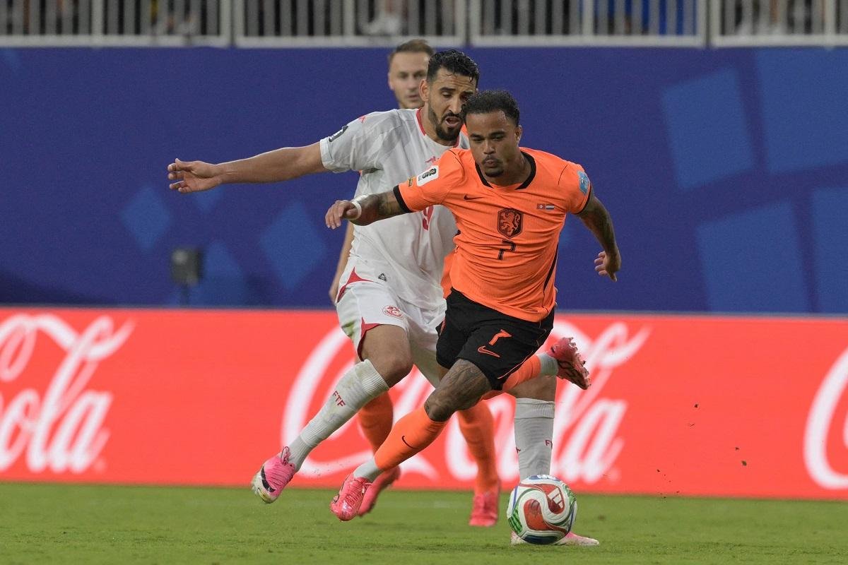 Segundo a Federa&ccedil;&atilde;o Holandesa, Justin Kluivert (na imagem), Crysencio Summerville e Quinten Timber receberam insultos racistas ap&oacute;s perderem p&ecirc;naltis na elimina&ccedil;&atilde;o da Holanda