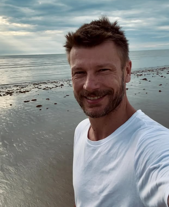 Rodrigo Hilbert ajudou a desatolar carro da lama