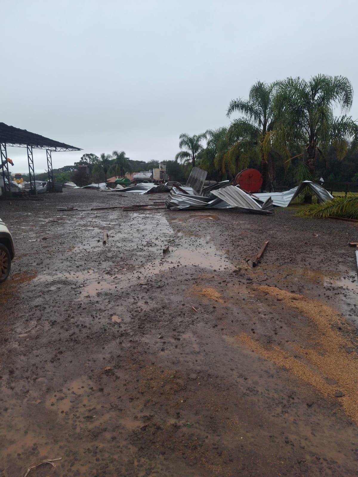 Parte de uma cooperativa desabou assim como v&aacute;rios armaz&eacute;ns localizados na zona rural