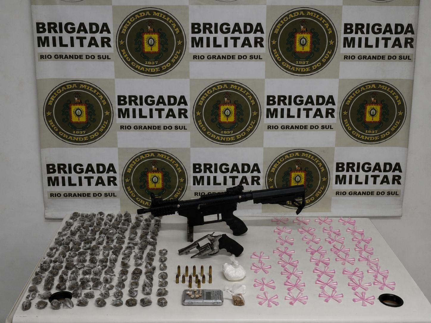 Em uma das a&ccedil;&otilde;es, BM apreendeu uma submetralhadora