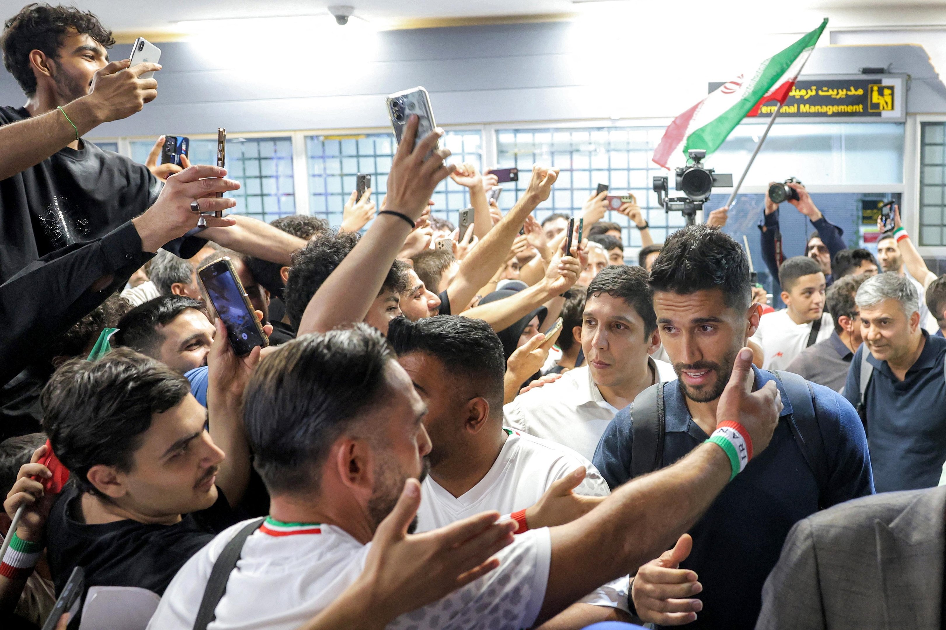 M&uacute;sica, c&acirc;nticos e ramos de flores: centenas de torcedores receberam em festa os jogadores da sele&ccedil;&atilde;o iraniana
