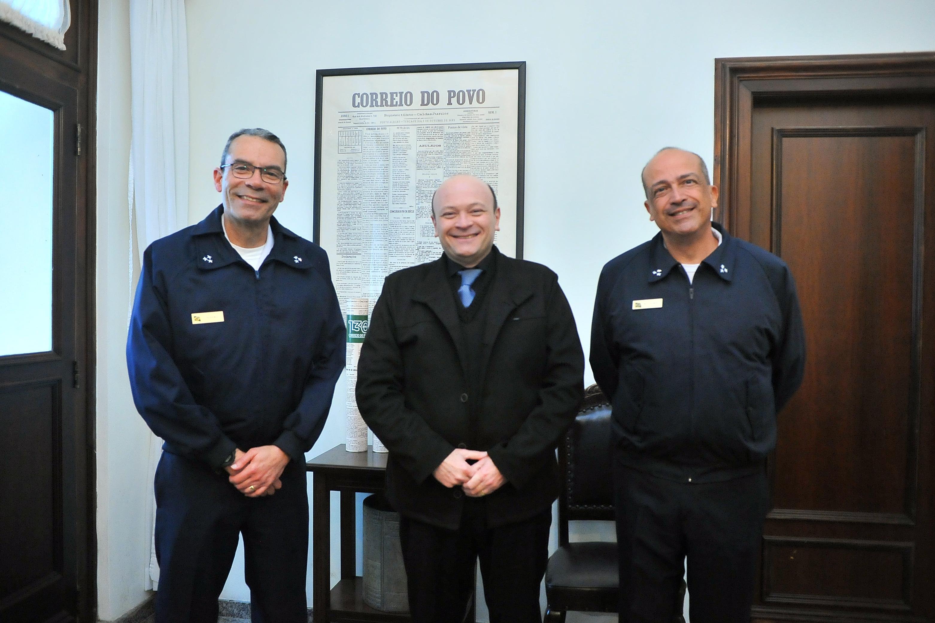 Vice-almirante Teixeira (esq.) e vice-almirante Belarmino (dir.) foram recepcionados pelo diretor presidente do Correio do Povo, Marcelo Dantas (centro)