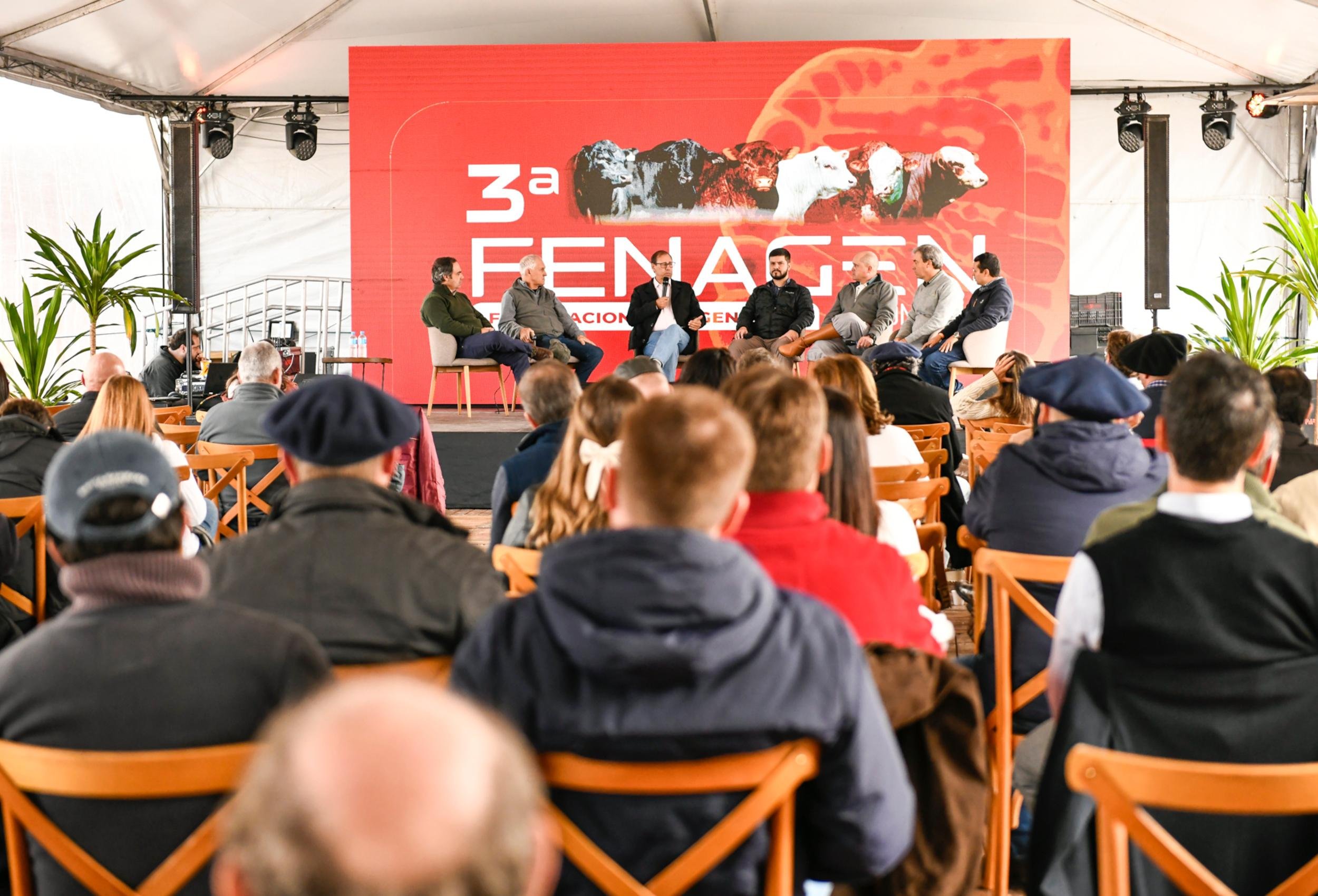 A feira segue at&eacute; s&aacute;bado com julgamentos, palestras, f&oacute;runs t&eacute;cnicos, leil&otilde;es e exposi&ccedil;&otilde;es