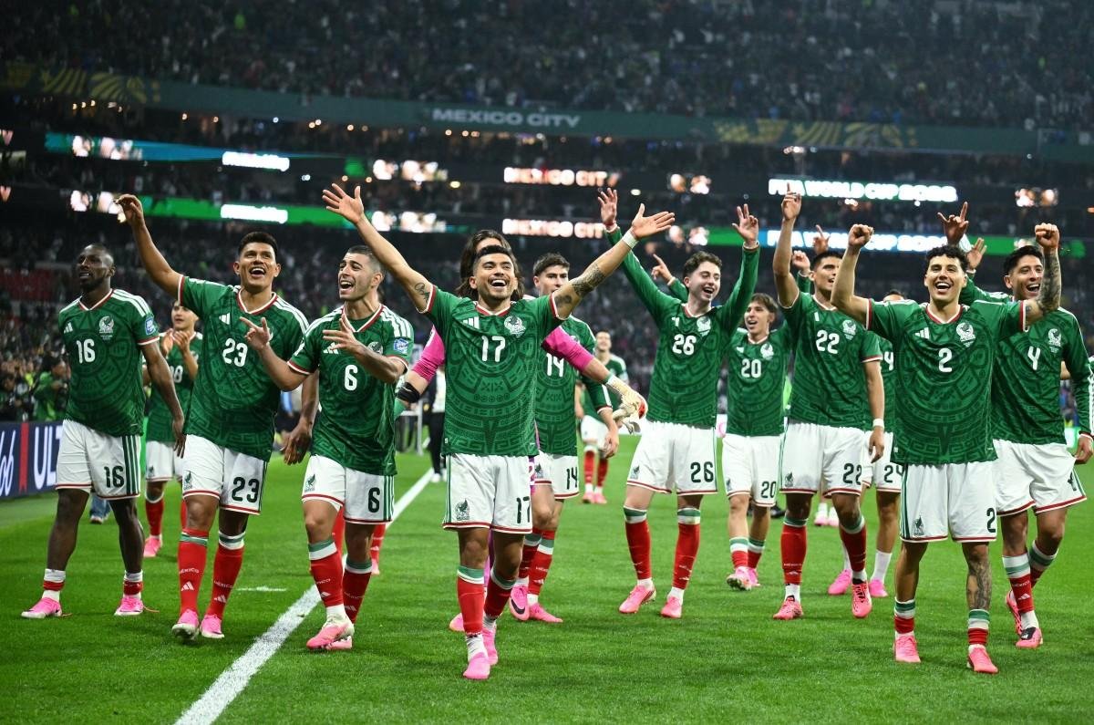 Jogadores do M&eacute;xico celebram a vit&oacute;ria de 2 a 0 sobre o Equador, a terceira no Azteca