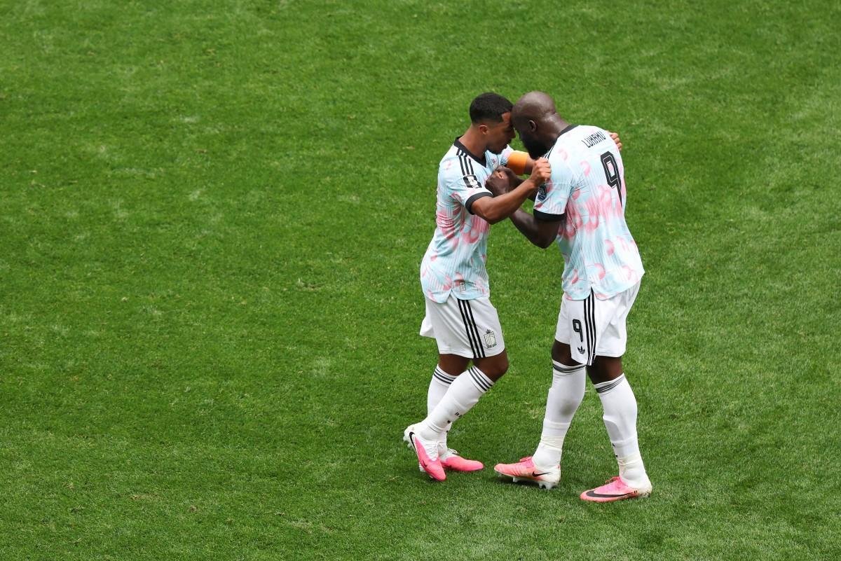 Tielemans e Lukaku celebram a rea&ccedil;&atilde;o belga dentro da partida