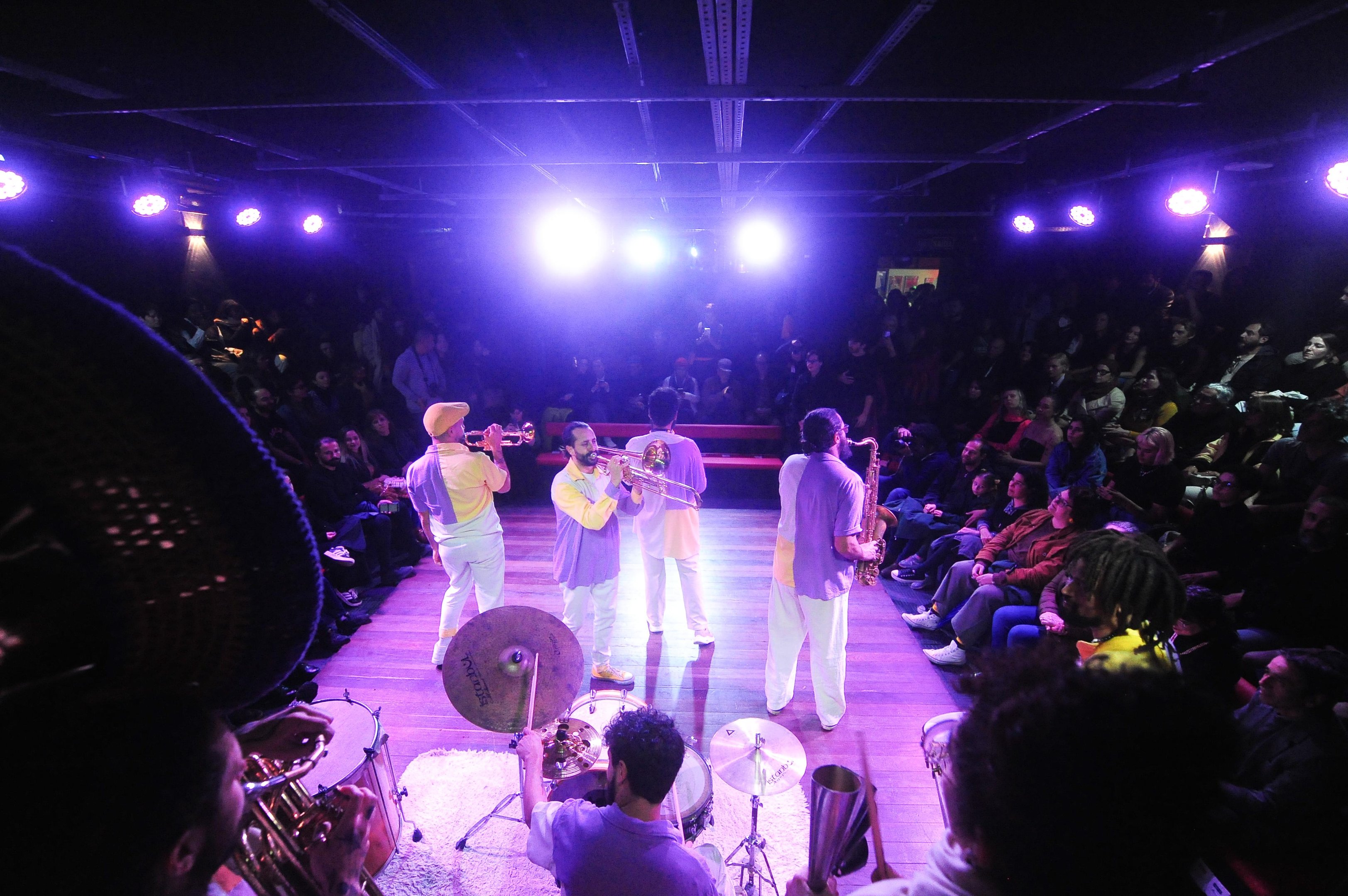 Com arquibancadas lotadas, espa&ccedil;o teve apresenta&ccedil;&otilde;es de grupo circense e banda de fanfarra