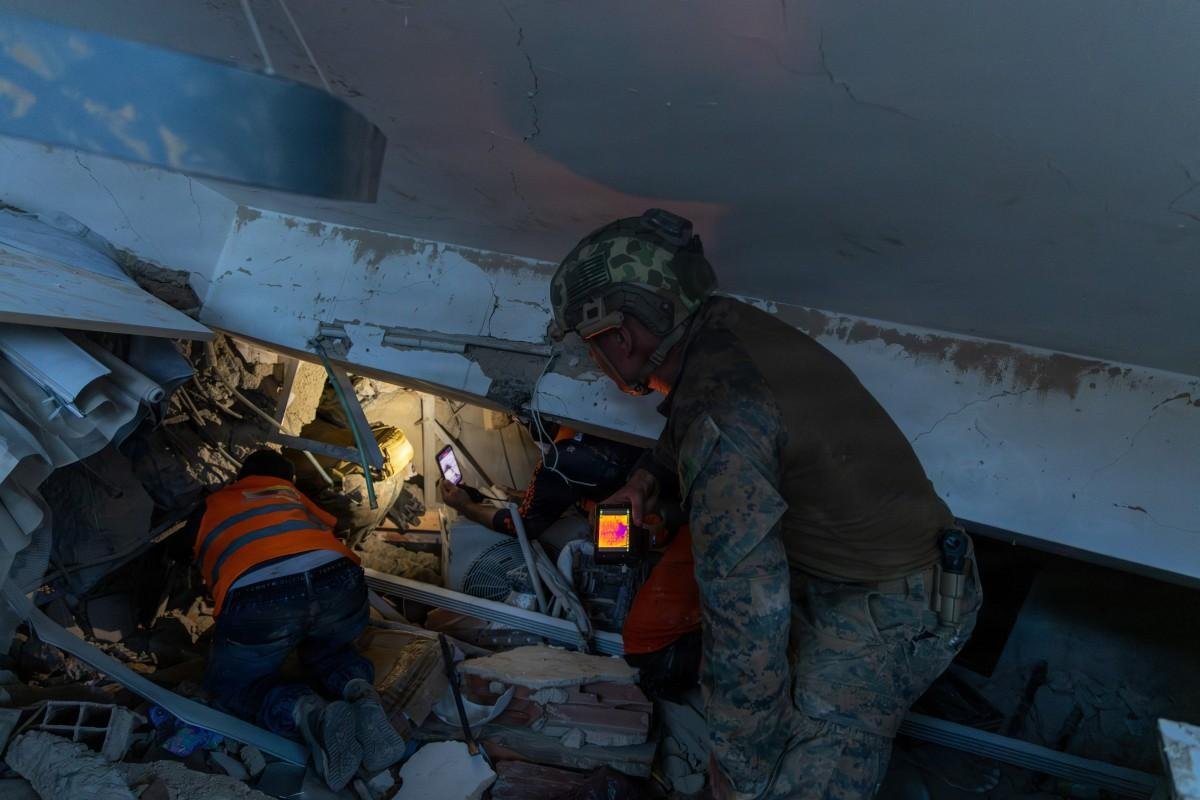 Equipes de resgate lutam para retirar venezuelano dos escombros sete dias ap&oacute;s terremotos