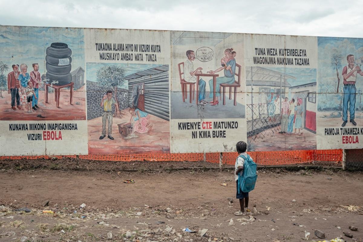 Placas sobre o Ebola s&atilde;o exibidas nas  do Centro de Tratamento do Ebola (CTE) em Munigi