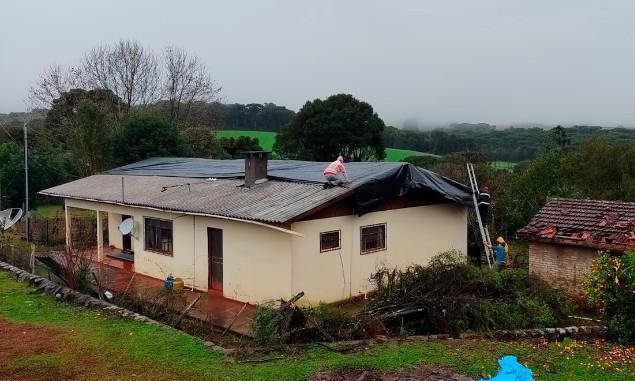 Em Barrac&atilde;o, ao menos quatro casas foram parcialmente destelhadas