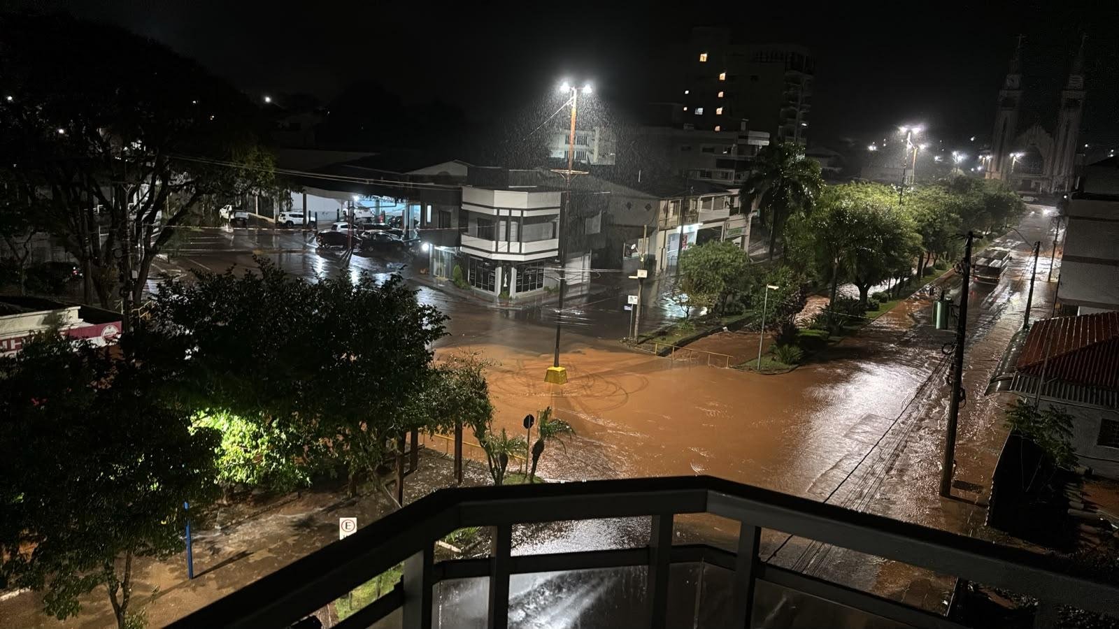 Em Bar&atilde;o de Cotegipe, o rio que corta o munic&iacute;pio saiu do leito na noite de quarta-feira e na manh&atilde; desta quinta-feira alagou as principais vias da cidade