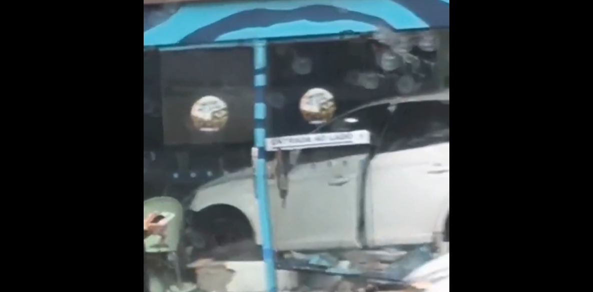 Motorista teria perdido o controle do carro que invadiu o estabelecimento