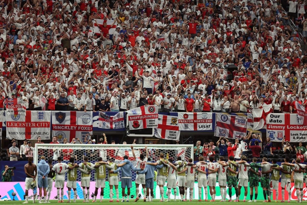 Sele&ccedil;&atilde;o da Inglaterra celebra junto &agrave; torcida vit&oacute;ria sobre a RD Congo