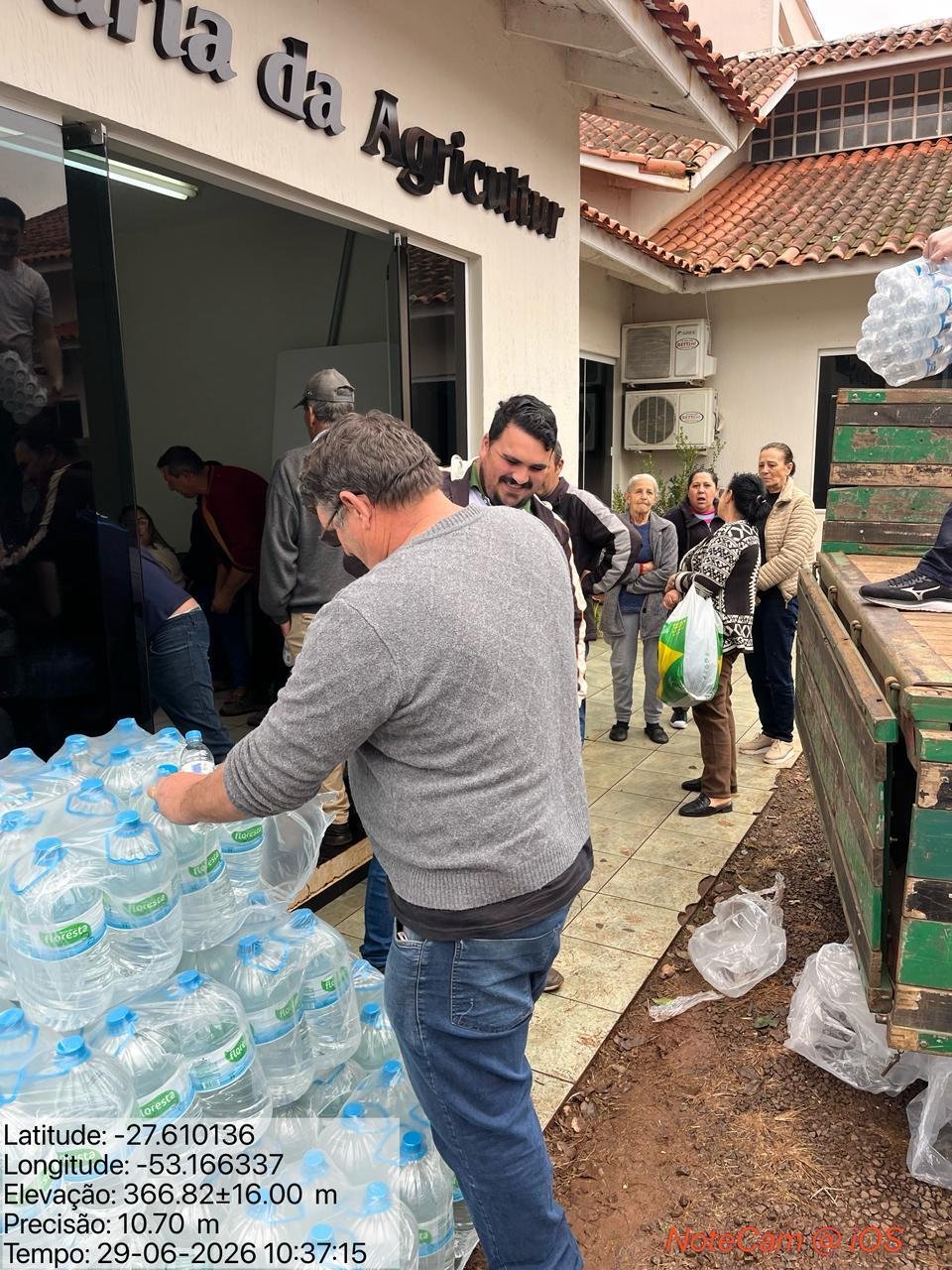 Desde domingo j&aacute; foram distribu&iacute;dos mais de 40 mil litros de &aacute;gua pot&aacute;vel para a popula&ccedil;&atilde;o