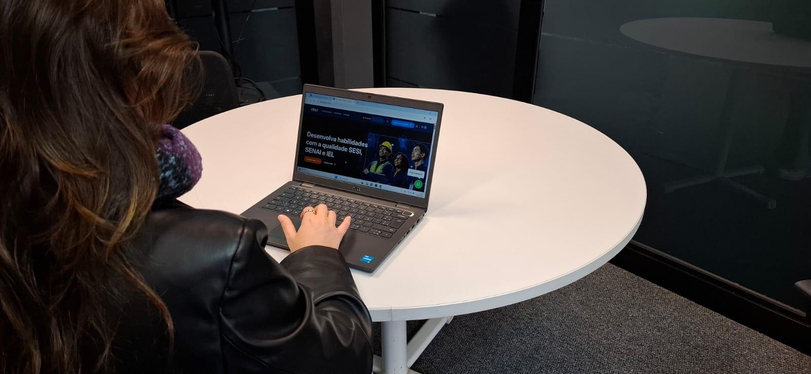 Os cursos s&atilde;o ofertados em formatos digitais, h&iacute;bridos e modulares, ampliando o alcance da capacita&ccedil;&atilde;o e reduzindo custos e tempo de deslocamento