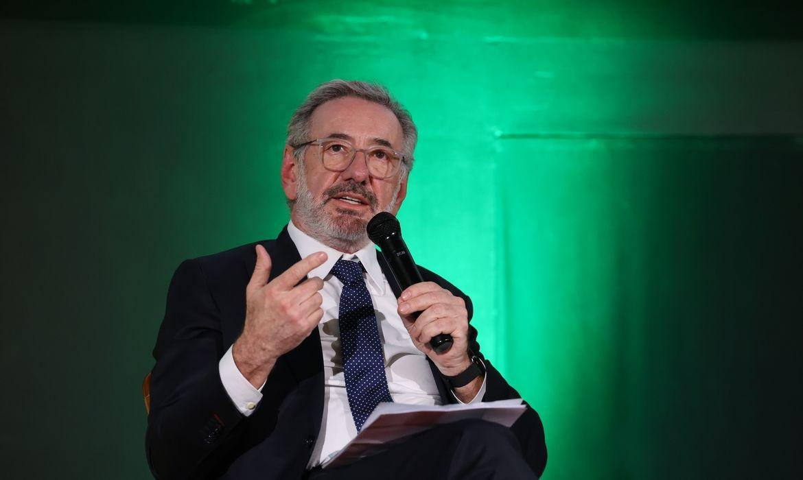 "Estamos tentando construir um consenso. O tempo corre contra. O prazo &eacute; 15 de julho", afirmou ministro M&aacute;rcio Elias Rosa