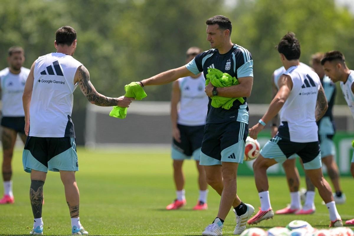 Lionel Scalon entrega colete para o xar&aacute; Lionel Messi em treino da Argentina