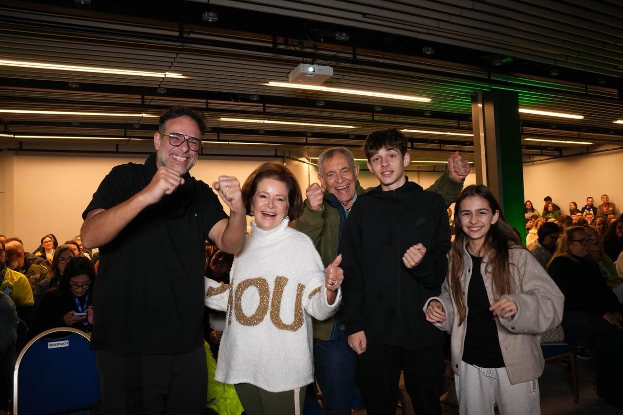 Diogo, o Mano Changes, com Rejane, Cl&aacute;udio Bier e os netos, Diogo e Alice Bier, na torcida pelo Brasil durante a vit&oacute;ria por 2 a 1 sobre o Jap&atilde;o, na torcida organizada na Fiergs