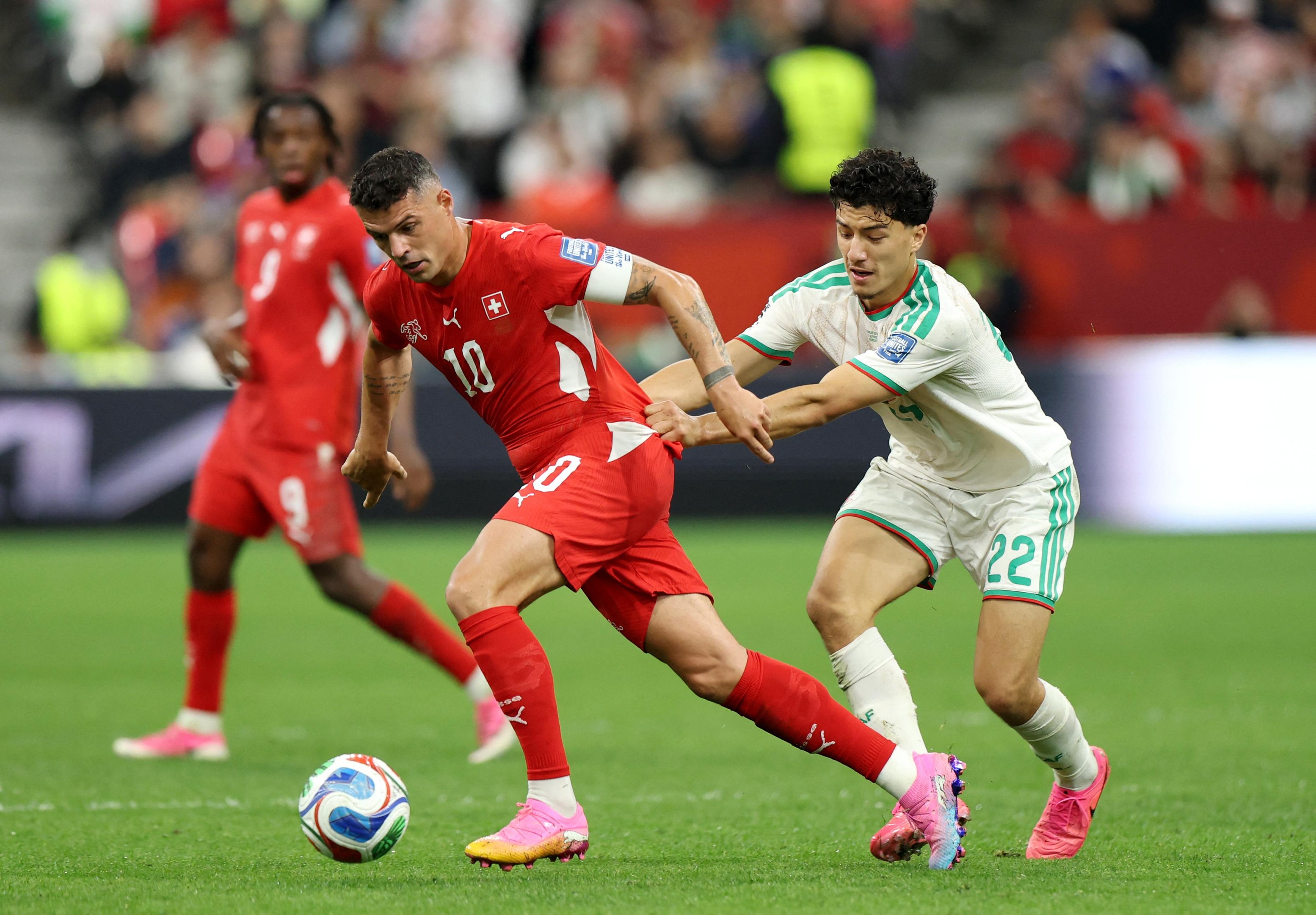 A Su&iacute;&ccedil;a de Granit Xhaka venceu a Arg&eacute;lia, por 2 a 0, e garantiu vaga nas oitavas de final