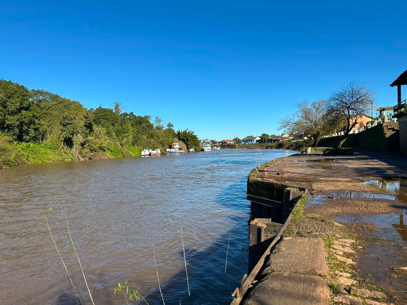 O Rio Ca&iacute; est&aacute; em 2,13m, longe da cota de inunda&ccedil;&atilde;o &eacute; de 7 metros