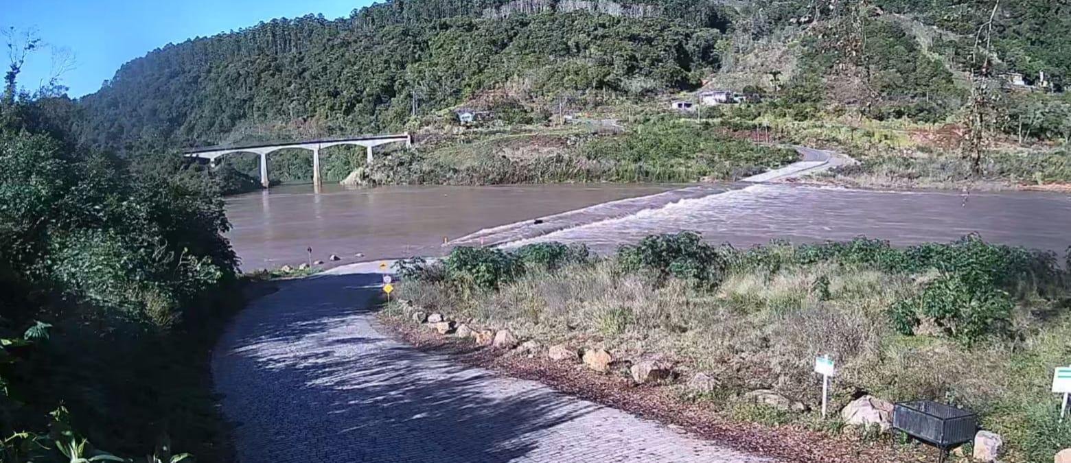 Por volta das 10h desta sexta-feira, a &aacute;gua estava 0,5 metro acima do n&iacute;vel