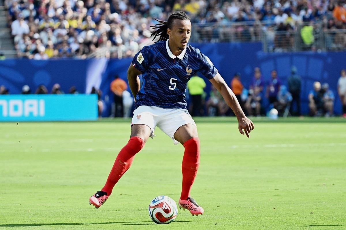 Lateral da Fran&ccedil;a Jules Kound&eacute; afirmou que ser favorito "n&atilde;o significa muita coisa"