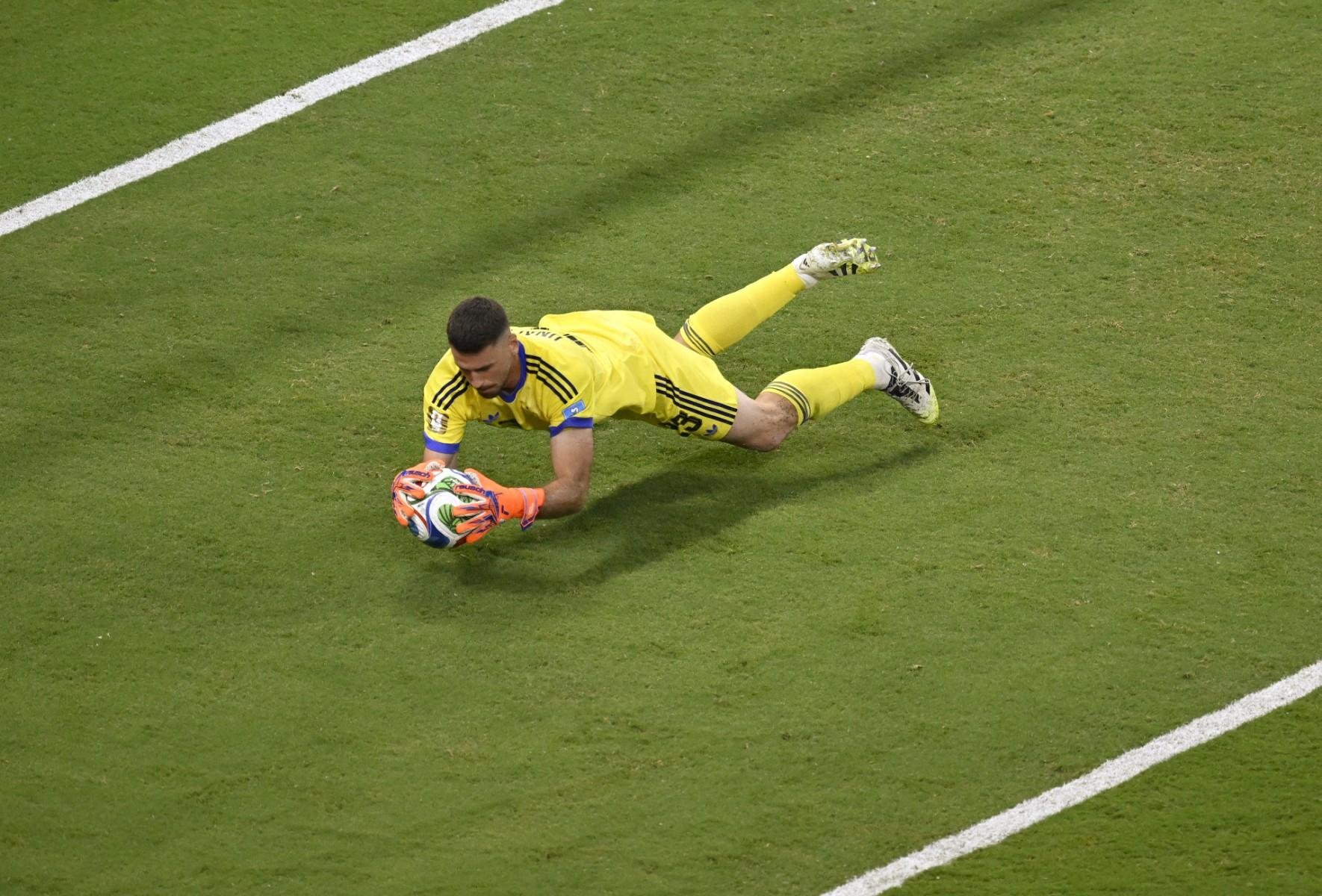 Goleiro espanhol Unai Sim&oacute;n ultrapassou o italiano Walter Zenga, que ficou 517 minutos invicto na Copa de 1990 at&eacute; ser vazado pela Argentina na semifinal