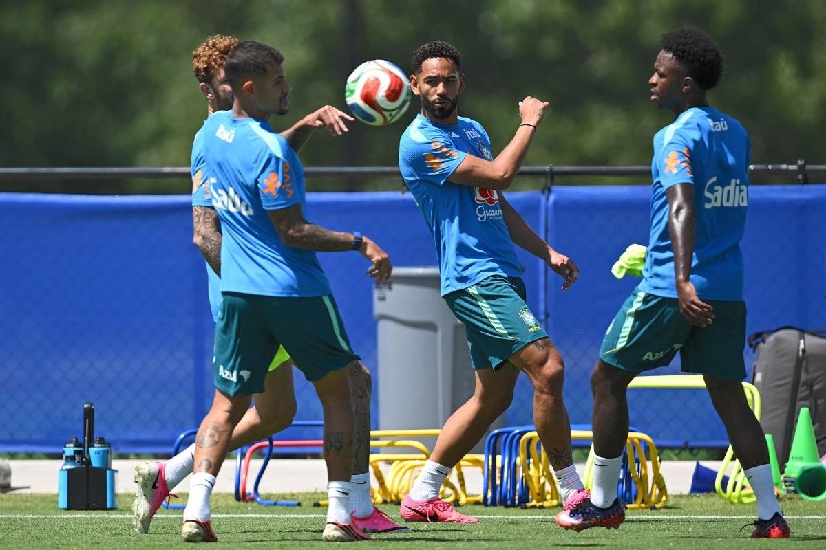 Ao vivo: Sele&ccedil;&atilde;o faz &uacute;ltimos ajustes antes de encarar a Noruega