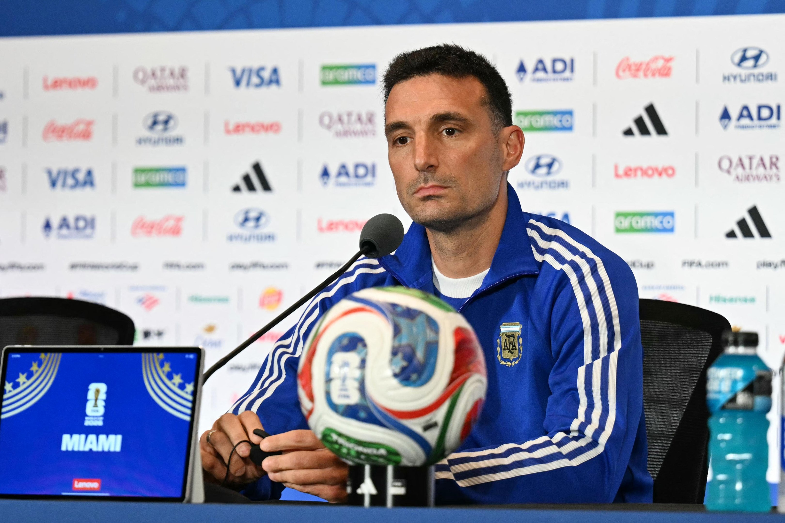 Scaloni completar&aacute; 100 jogos no comando da Argentina