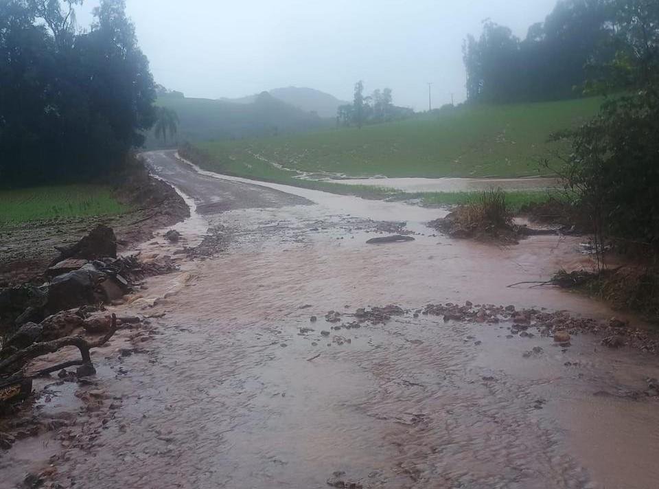 Equipes da prefeitura est&atilde;o realizando reparos emergenciais em estradas e efetuando outras interven&ccedil;&otilde;es necess&aacute;rias