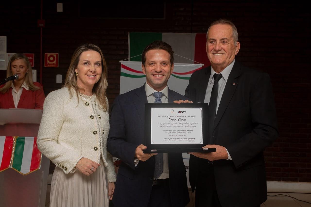 O c&ocirc;nsul-geral da It&aacute;lia no Rio Grande do Sul, Valerio Caruso, recebe mais uma homenagem antes de deixar o Rio Grande do Sul