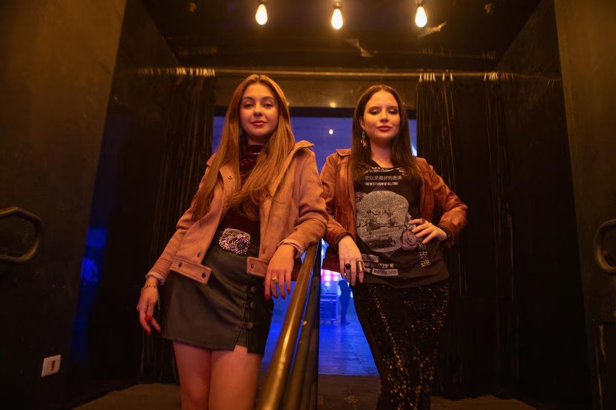 Klara Castanho como Maiara e Sophia Valverde como Maraisa em primeira imagem do filme sobre Mar&iacute;lia Mendon&ccedil;a