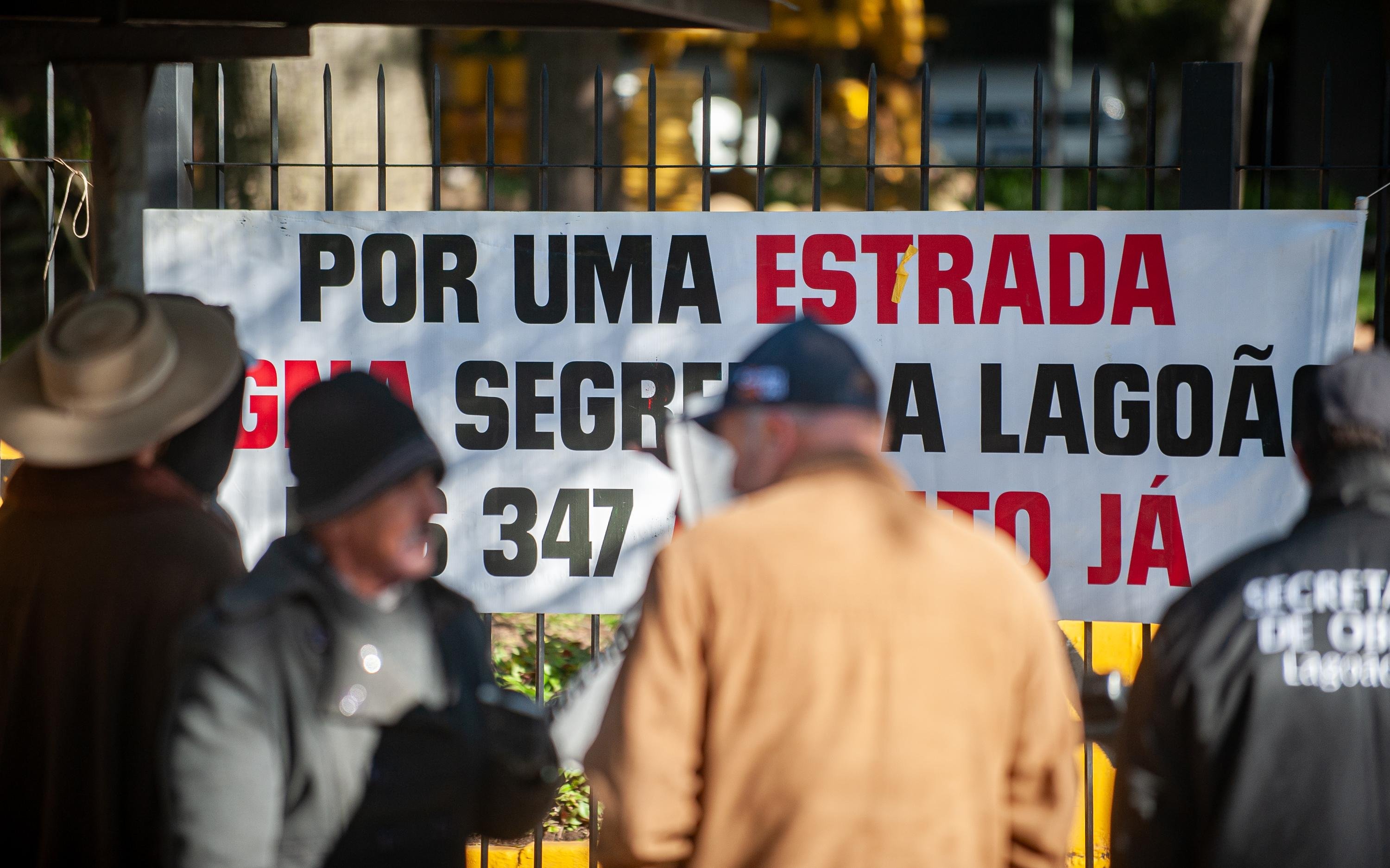Moradores se mobilizaram em frente &agrave; sede da autarquia em Porto Alegre nesta sexta-feira