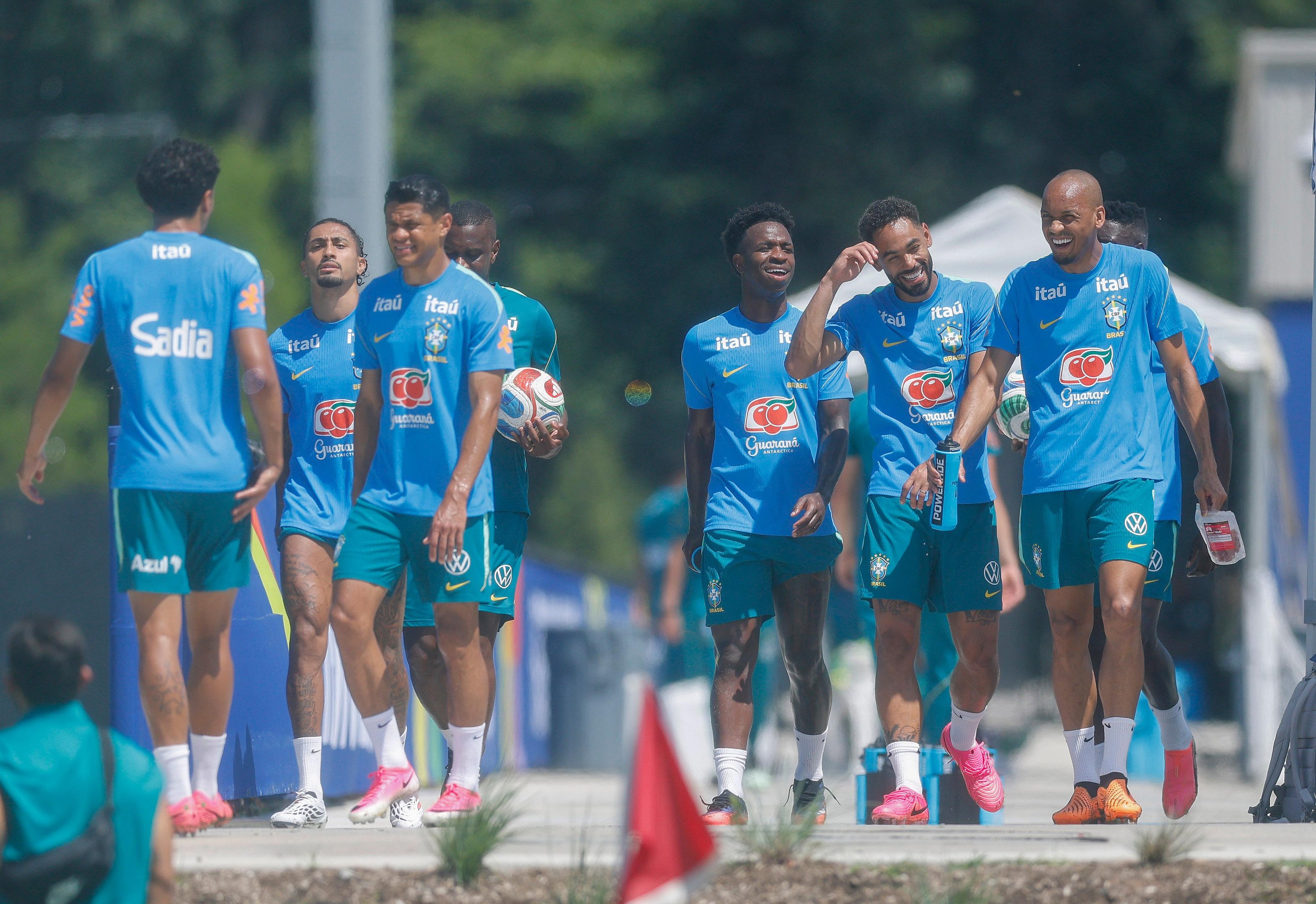 Douglas Santos (E) e Matheus Cunha (&agrave; direita, com a m&atilde;o na cabe&ccedil;a)