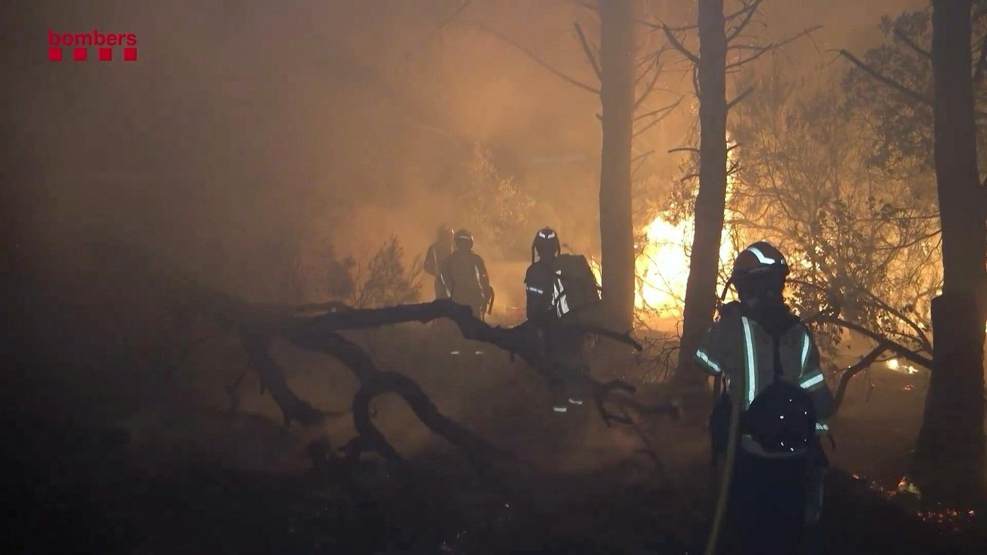 Cerca de 400 bombeiros tentam extinguir as chamas