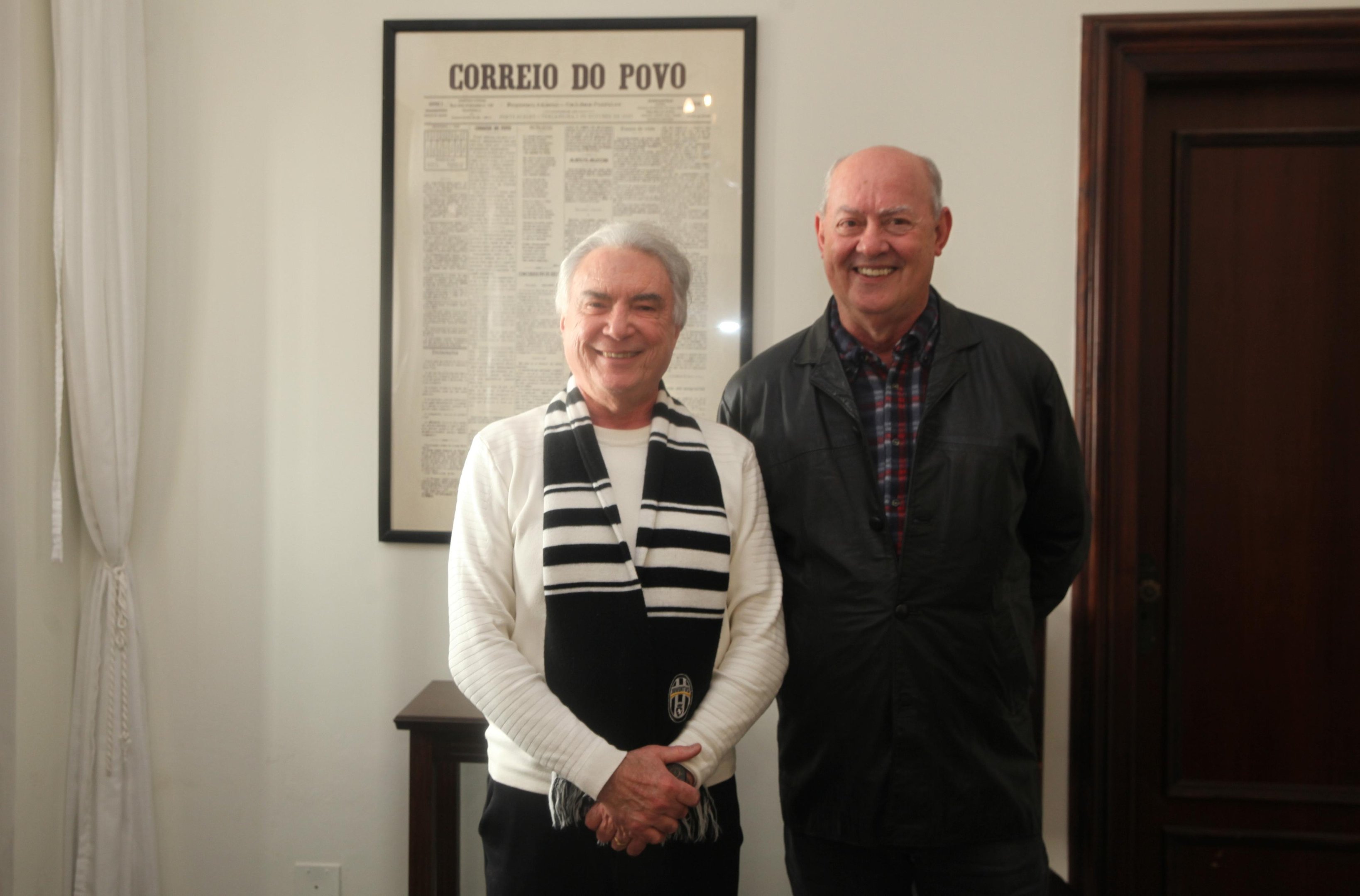 Entrega do convite da 20 Settimana Italiana di Porto Alegre em visita ao Correio do Povo